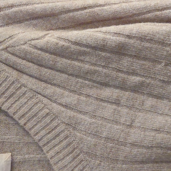 Harper‎ Heritage women's medium camel lightweight long sleeve v-neck sweater - Picture 2 of 4